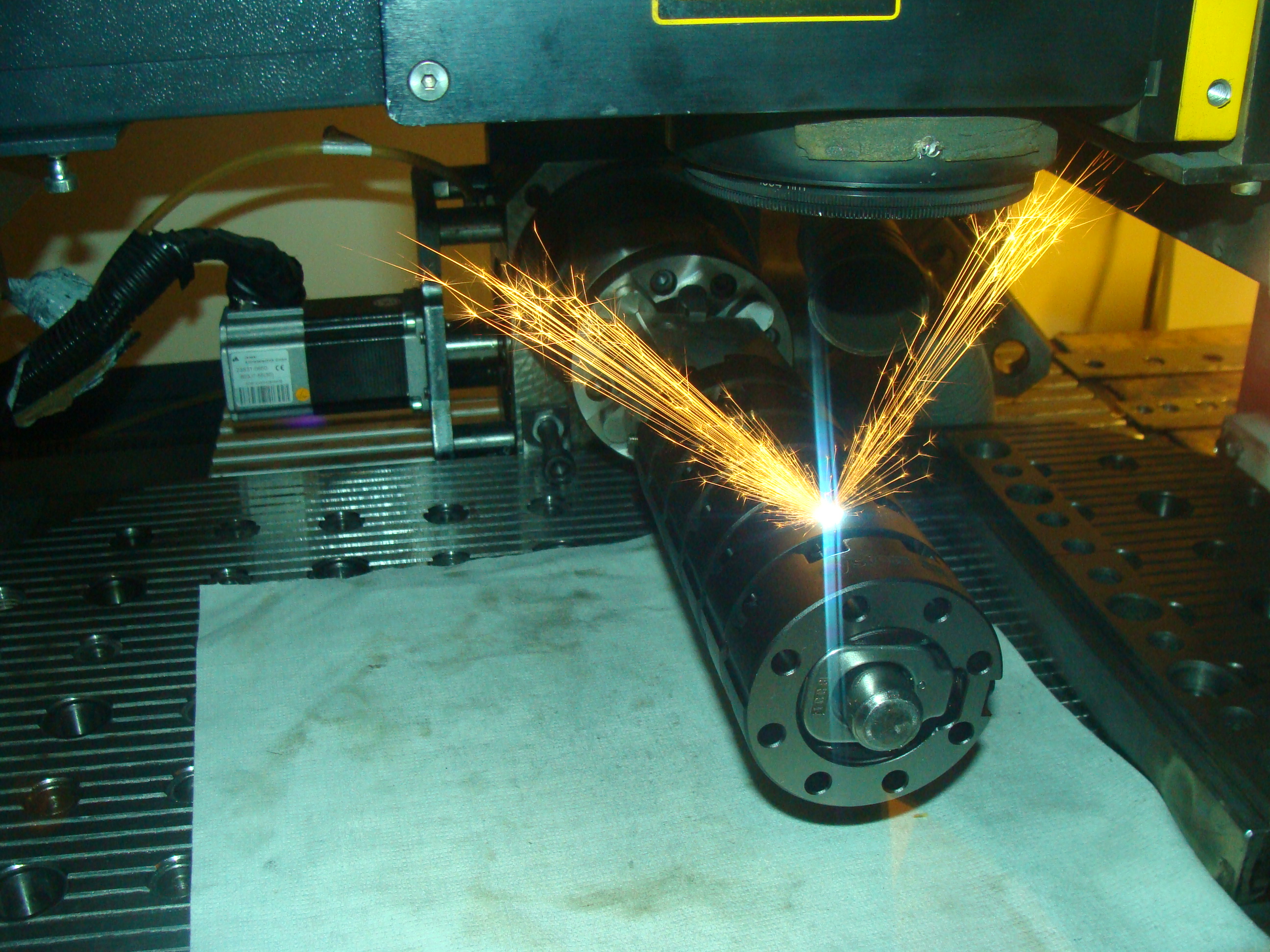 Lasergravyr på metallplatta